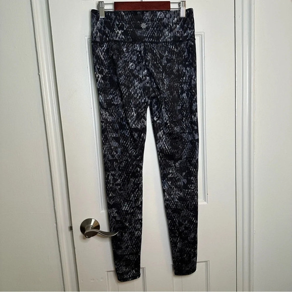ATHLETA Chaturanga High Rise Black Gray Cobra Snake Print Leggings Small Lycra - Picture 4 of 5